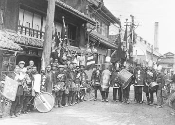 塩釜町門前本社前でのユニオンビール売出し光景（大正11年頃）